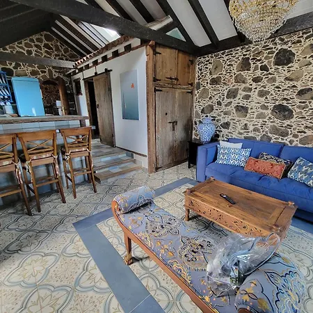 Rural, Stone Escape With Stunning Views, Jacuzzi,sauna, Ac, Outdoor Shower بيت ضيافة