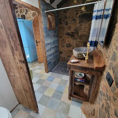 Rural, Stone Escape With Stunning Views, Jacuzzi,sauna, Ac, Outdoor Shower Guest house *